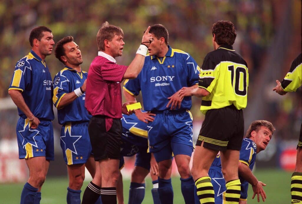 kép a hol nézhető a Dortmund vs Juventushoz, a kép a két csapata 1997-es BL döntőjén készült melyet Puhl Sándor vezetett